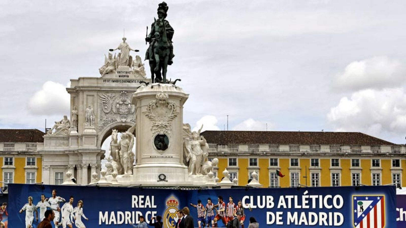 La capital portuguesa vive ya la final de la Champions League que disputarán Real Madrid y Atlético de Madrid. Las plazas ofrecerán el partido en pantallas gigantes y la ciudad acogerá con gusto a los aficionados que se trasladarán desde Madrid.
