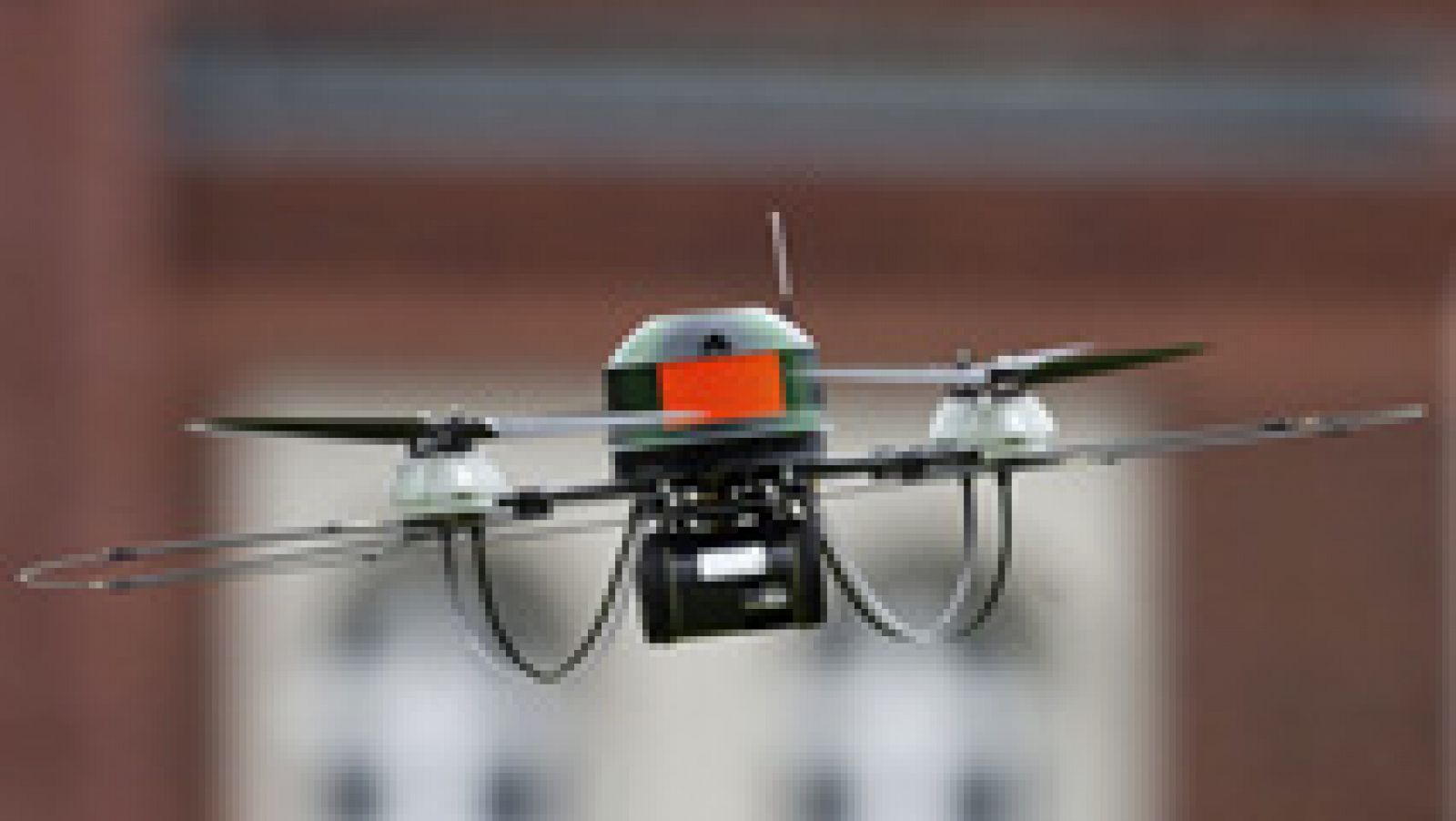 Telediario 1: Fomento prepara un reglamento que permitirá que las empresas usen drones con fines comerciales | RTVE Play