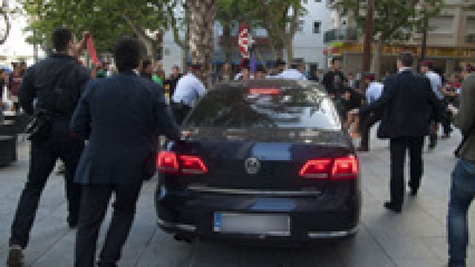 Telediario 1: Decenas de manifestantes atacan el coche de Montoro a la salida de un mitin en Barcelona | RTVE Play
