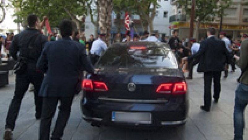 Decenas de manifestantes atacan el coche de Montoro a la salida de un mitin en Barcelona