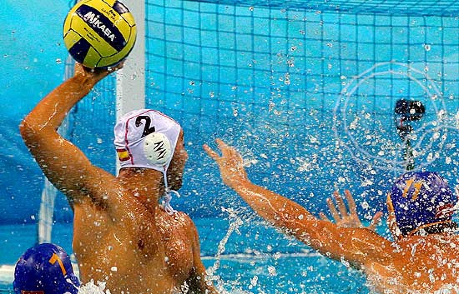 La selección española de waterpolo obtiene una importante victoria frente a la vigente campeona de Europa, Montenegro, por 12 a 6.