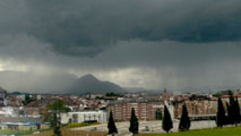 Nuboso, con chubascos y viento en el norte y Canarias