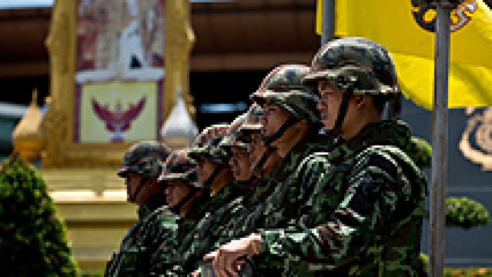  El Ejército de Tailandia dio hoy un golpe de Estado, tras considerar fracasado su intento de mediar entre el Gobierno y la oposición y después de ocho meses de protestas en las calles que han causado 28 muertos y cientos de heridos. Los militares han prohibido las asambleas públicas y han ampliado la censura a los medios de información extranjeros.