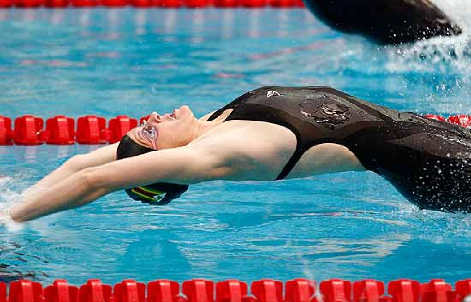 La zimbabuense Coventry gana el oro en los 200 metros espalda y consigue un nuevo récord mundial.