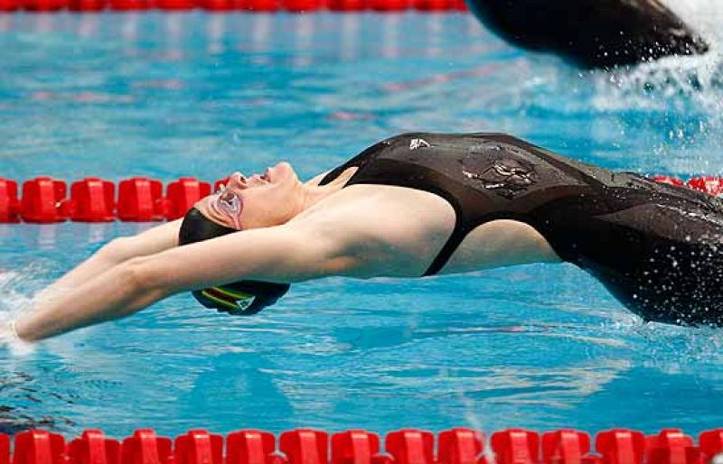 La zimbabuense Coventry gana el oro en los 200 metros espalda y consigue un nuevo récord mundial.