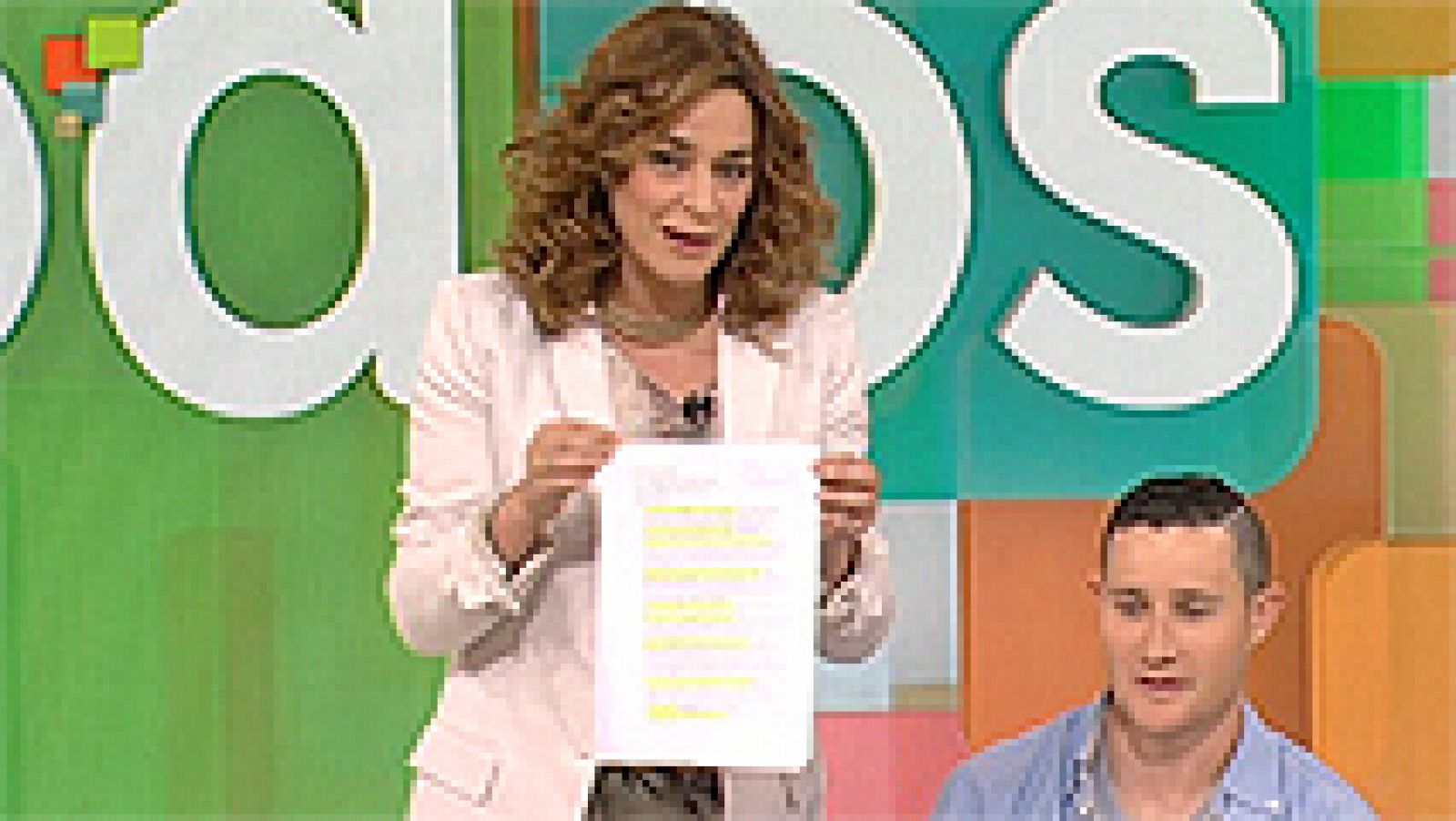 Entre todos: Toñi entrega a Paco la 'lista solidaria' | RTVE Play