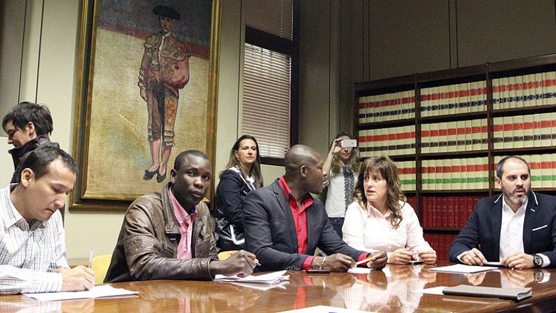 El alcalde de Sestao se reúne con los inmigrantes para pedirles disculpas