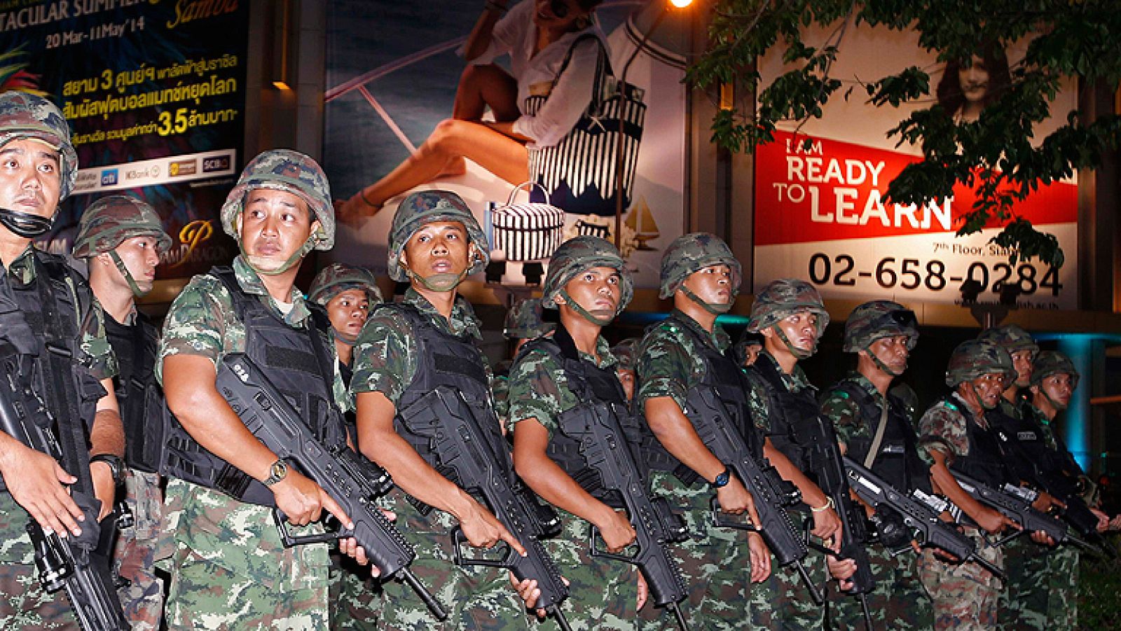  El jefe del Ejército tailandés, el general Prayuth Chan-ocha, se ha autoproclamado primer ministro provisional después de que los militares tomasen el control del Gobierno en un golpe de Estado perpetrado este jueves. Además, la cúpula militar ha anunciado que ha detenido a la exprimera ministra, Yingluck Shinawatra, así como a varios miembros de su familia.