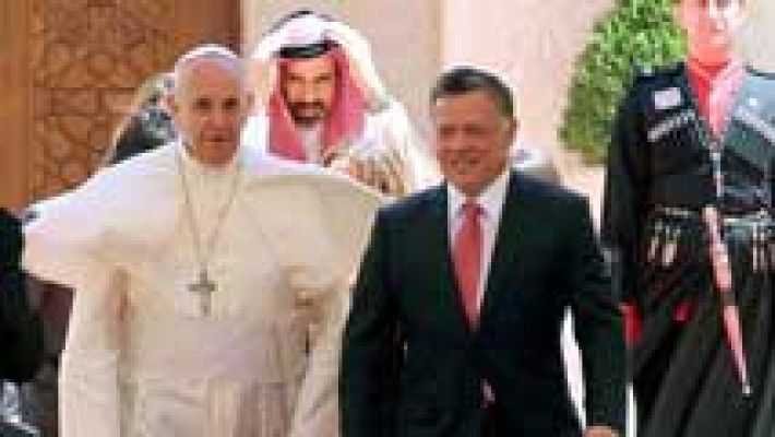 El rey Abdalá II y la reina Rania reciben al papa Francisco 