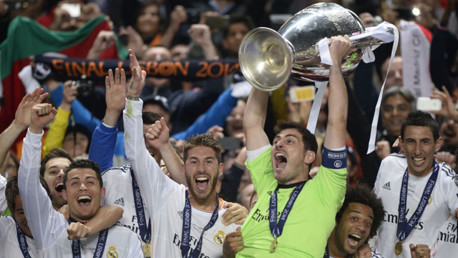 Así levantaron los jugadores del Real Madrid la 'Décima' Copa de Europa de su historia.
