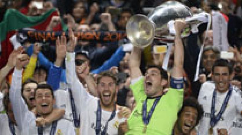 Así levantaron los jugadores del Real Madrid la 'Décima' Copa de Europa de su historia.