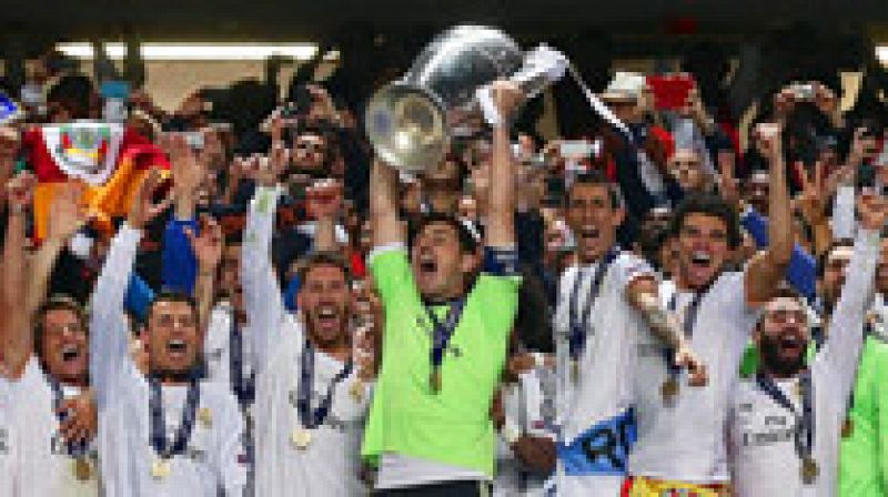 El Real Madrid se ha impuesto 4-1 en la final de la Champions al Atlético de Madrid con goles de Ramos, Bale, Marcelo y Cristiano Ronaldo, de penalti, que remontaron el tanto de Godín para los rojiblancos.