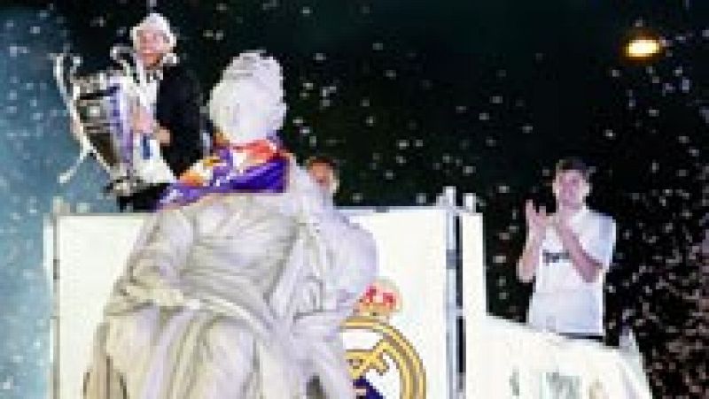 Sergio Ramos corona a la diosa Cibeles en la celebración de la "Décima"