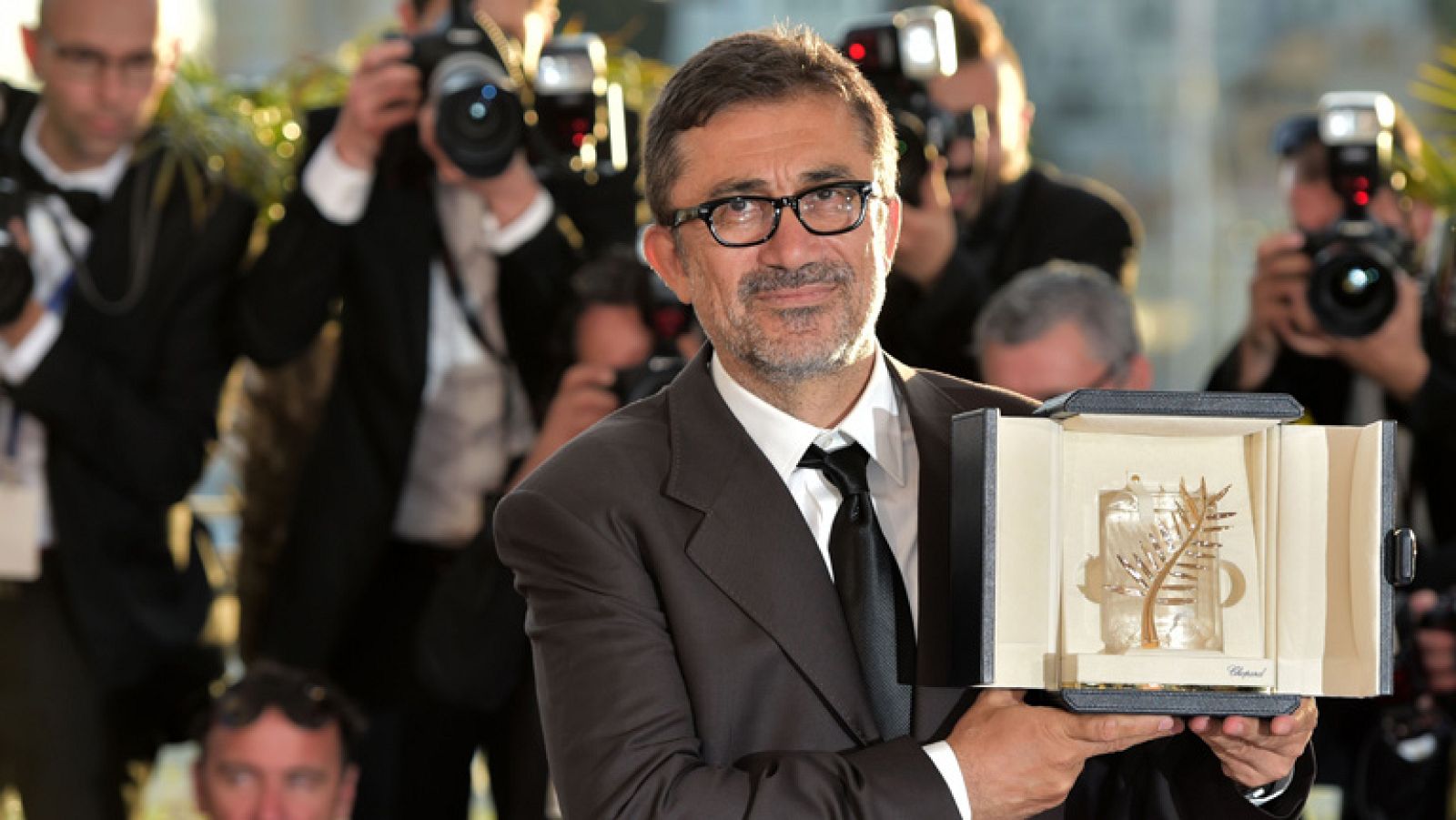   La película Winter Sleep, del realizador turco Nuri Bilge Ceylan, de 55 años, se ha hecho con la Palma de Oro de la 67 edición del Festival de Cannes, que le ha sido entregada por Quentin Tarantino y Uma Thurman.Un premio que Ceylan quiso dedicar "a la juventud turca, a los que han perdido su vida en los últimos años en las revueltas" organizadas contra el Gobierno del primer ministro turco, Recept Tayyip Erdogan.