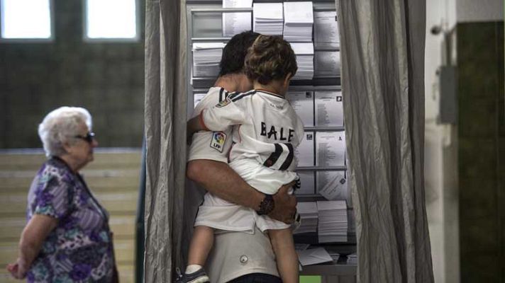 Telediario 1 - Mañana de anécdotas en los colegios electorales