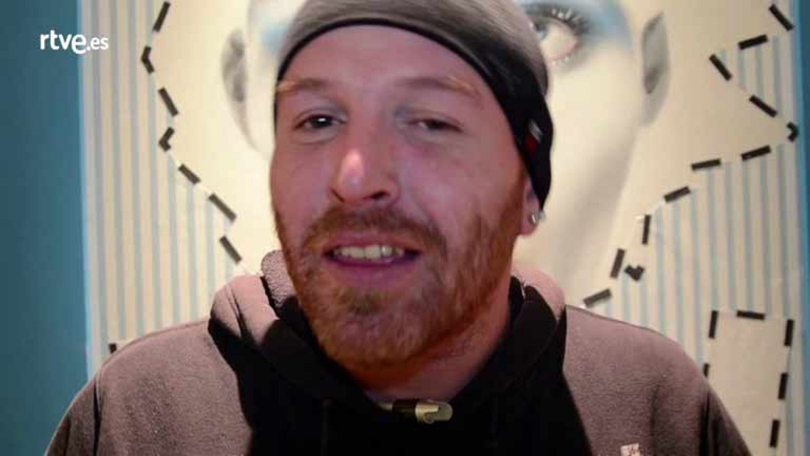 Rojo, artista urbano despliega su arte