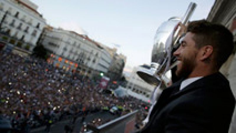 Los jugadores del Real Madrid han paseado la recién conquistada Champions por la capital de España y han visitado la sede de la Comunidad de Madrid y el Ayuntamiento de la ciudad.