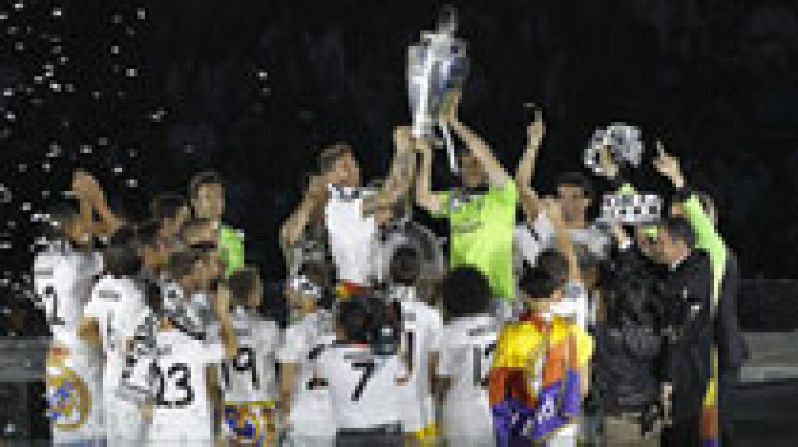 Sin programa: Los jugadores ofrecen la 'Décima' al Bernabéu | RTVE Play