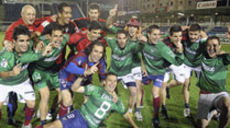 Con un gol de Jota Peleteiro, el Eibar ha sellado su primer ascenso a Primera División, un logro que celebraron junto a los aficionados en el césped de Ipurua.