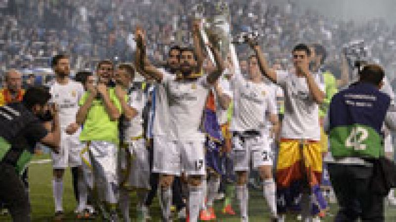 Los jugadores del Real Madrid celebraron por todo lo alto la conquista de la 'Décima' con sus seguidores en una gran fiesta en el Bernabéu, que vino precedida por las visitas a las sedes de la Comunidad y el Ayuntamiento.