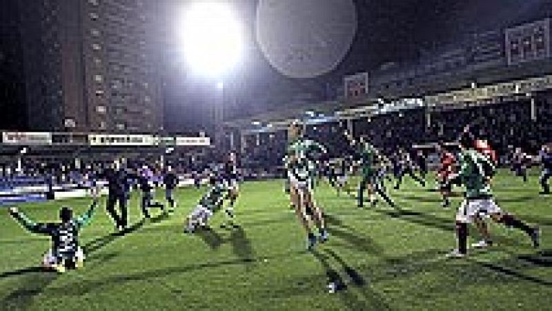 El Eibar celebrará su 75 aniversario en Primera División tras conseguir el domingo un histórico ascenso a la máxima categoría al ganar al Alavés (1-0) en Ipurúa gracias a un gol de Jota Peleteiro. El éxito fue logrado gracias al triunfo de los entren