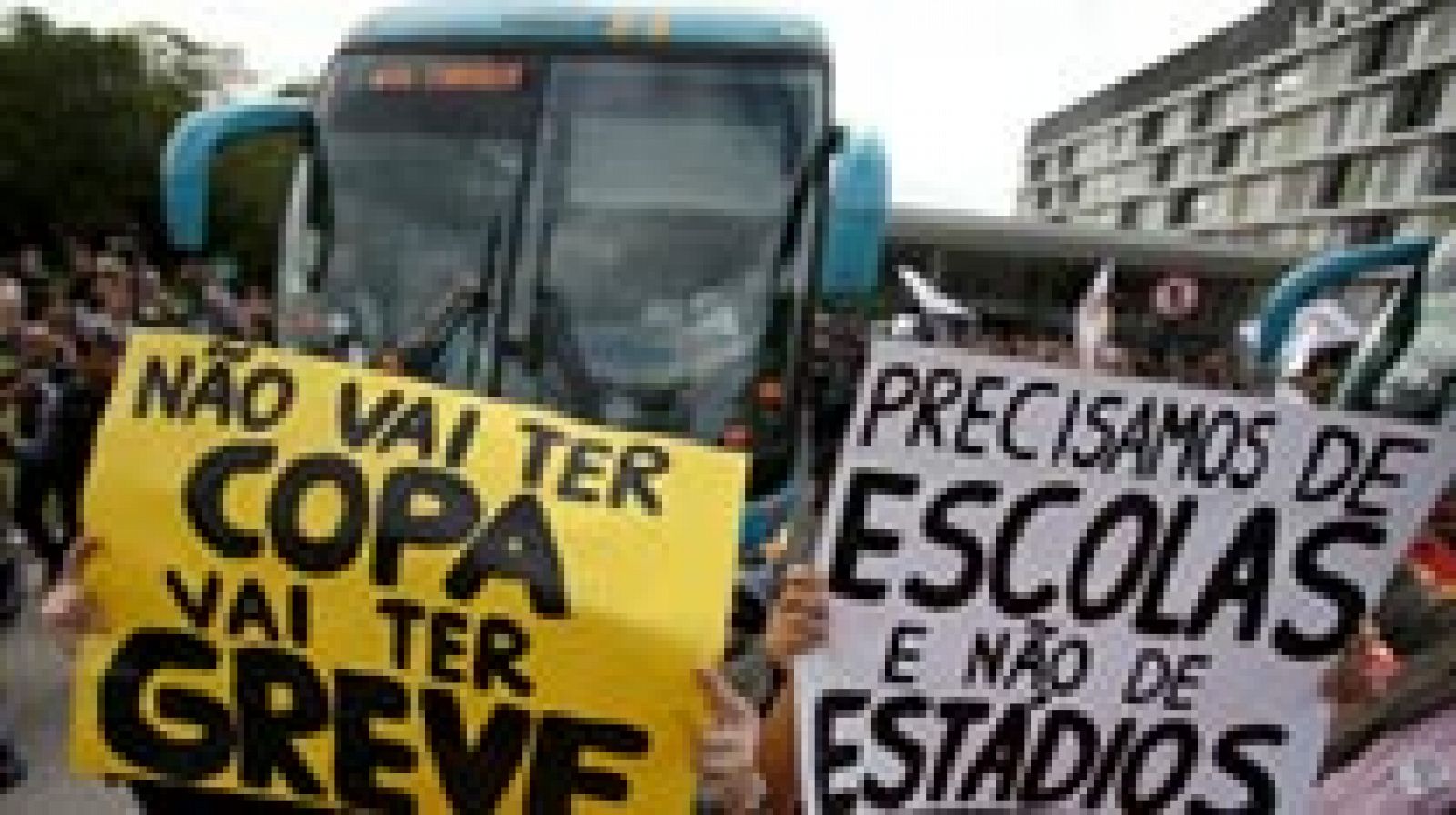 La selección de Brasil, recibida en su país con protestas