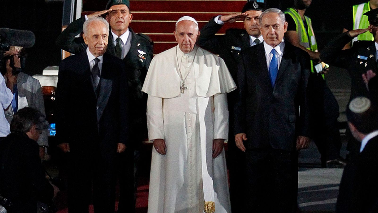  El papa Francisco ha concluido su primera peregrinación a Tierra Santa con una reunión ecuménica con religiosos y una emblemática misa en el Cenáculo, el lugar en el que Jesús instauró la eucaristía y objeto de disputa entre el Vaticano e Israel.