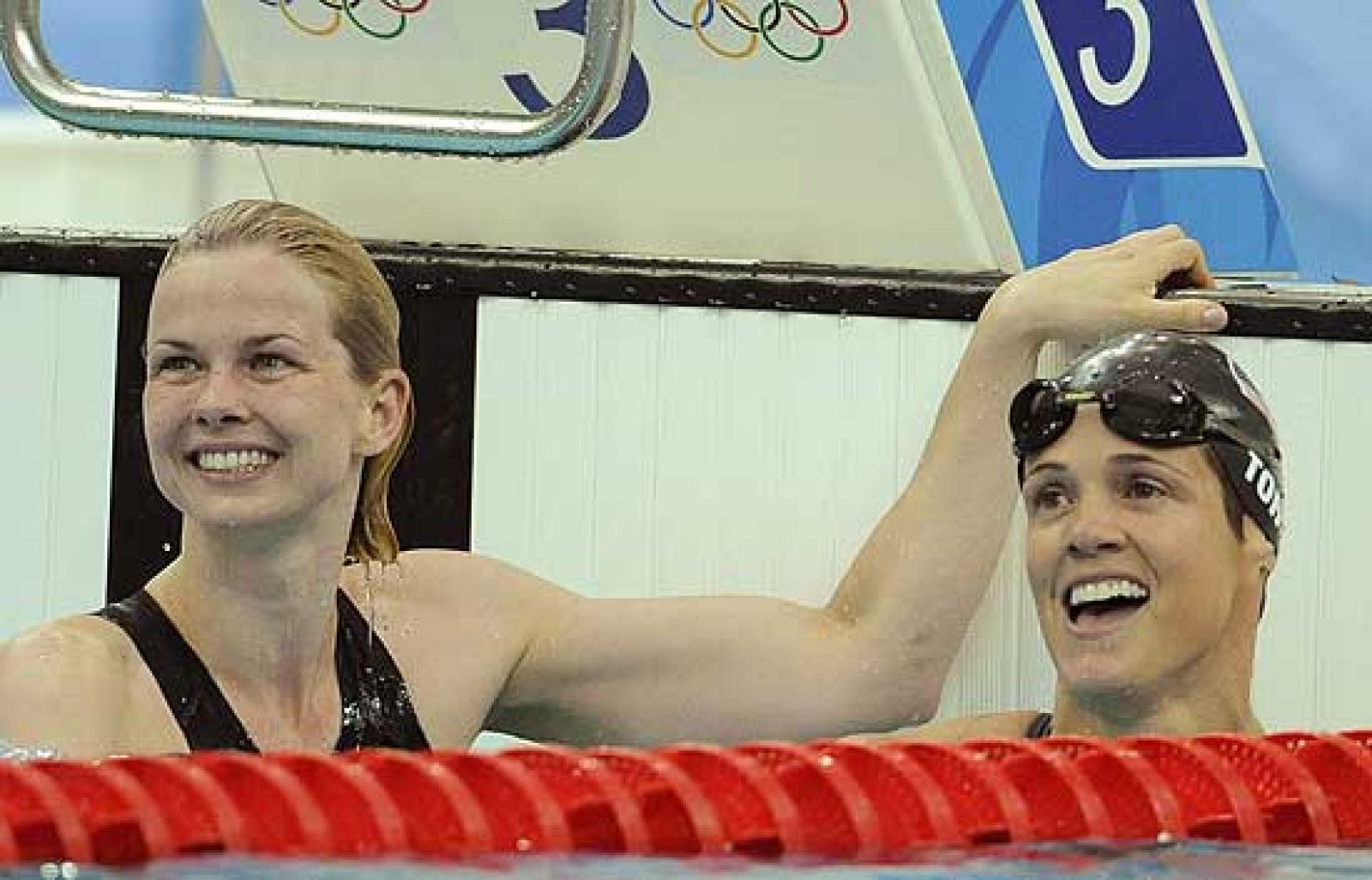 La alemana Britta Steffen se ha colgado el oro en el 50 metros libres. La plata la ha conquistado la veterana nadadora estadounidense Dara Torres. 
