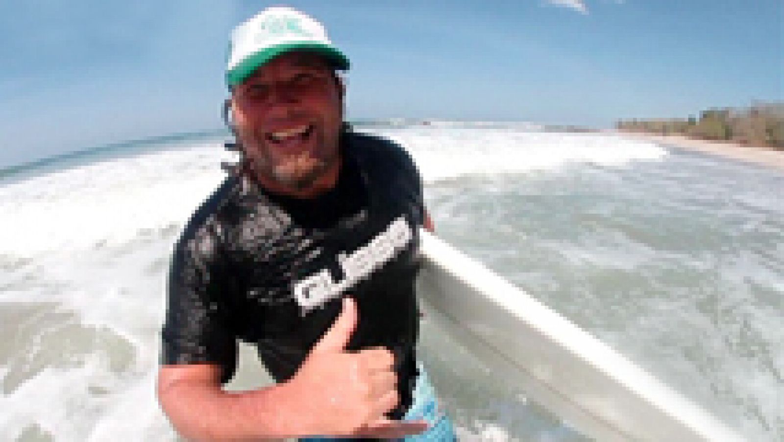 Españoles en el mundo: César nos enseña a surfear | RTVE Play