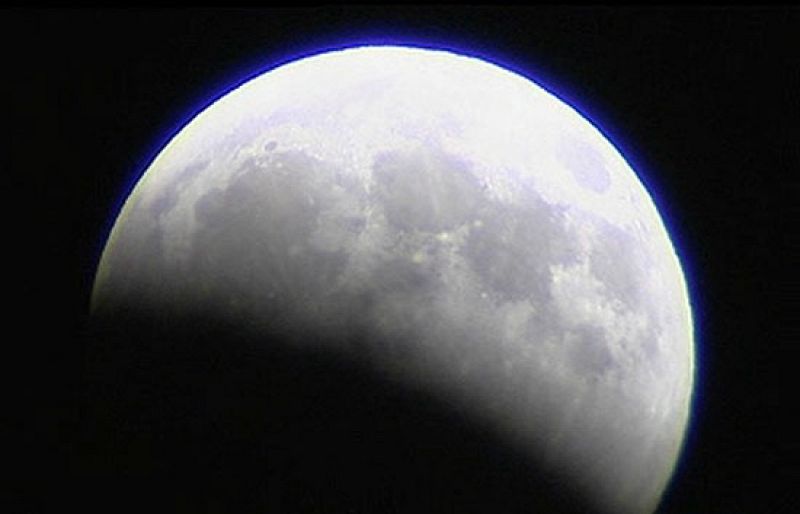 Las imágenes del eclipse de luna visto en la noche del sábado, 16 de agosto.