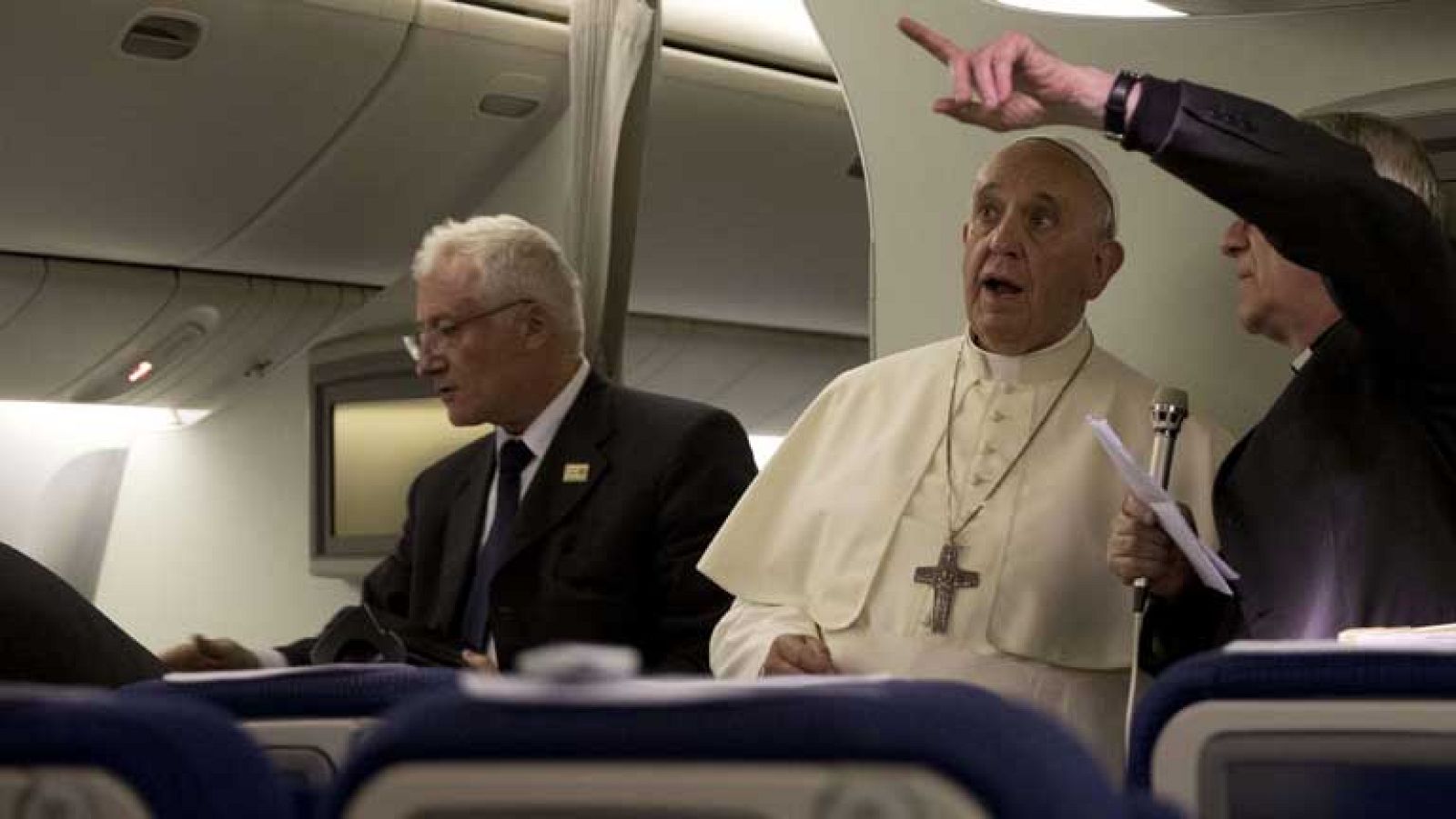 El Papa deja la puerta abierta a discutir el celibato de los curas al reconocer que no es un dogma de fe