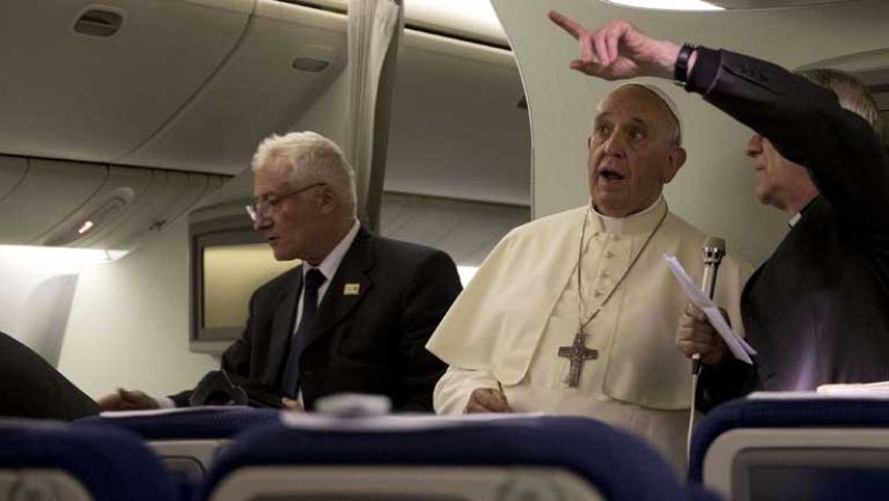 El Papa deja la puerta abierta a discutir el celibato de los curas al reconocer que no es un dogma de fe