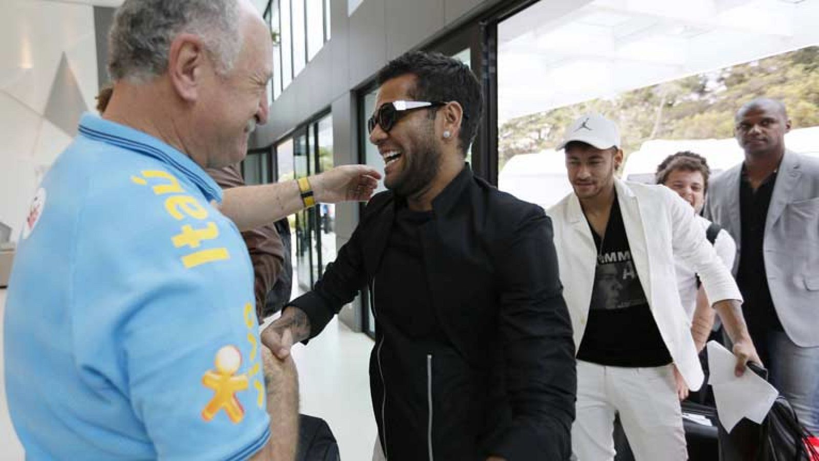 Son los anfitriones, juegan en casa y estrenan instalaciones. Brasil, aún sin Marcelo, ya está en la Granja Comary donde Scolari les ha dado la bienvenida. Los mismos jugadores se encargan de enseñarnos sus habitaciones, la de Neymar con vistas y aún