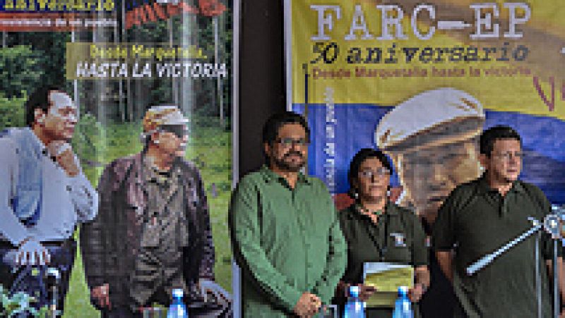  Las FARC cumplen 50 años en plenas negociaciones de paz con el gobierno colombiano. En un vídeo, el jefe de la guerrilla, Rodrigo Londoño, alias "Timochenko", asegura que por su parte jamás habrá "rendición humillante".