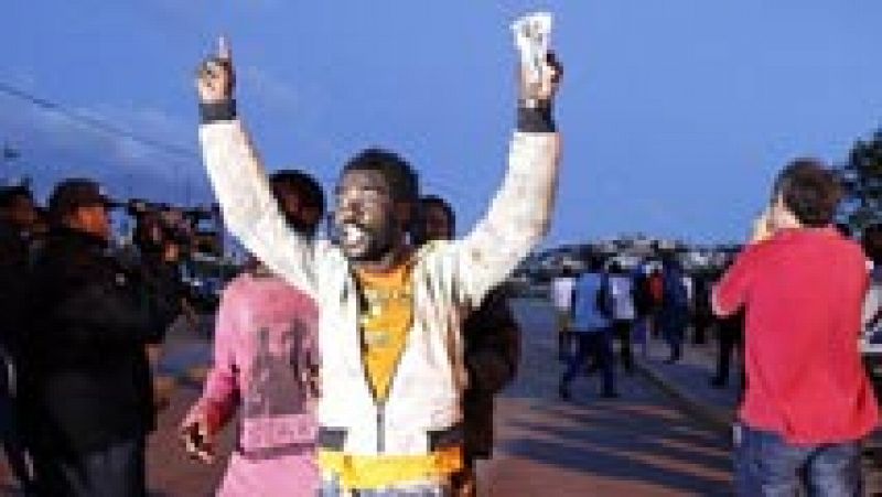 Unos 500 subsaharianos consiguen entrar en Melilla en un nuevo salto masivo a la valla