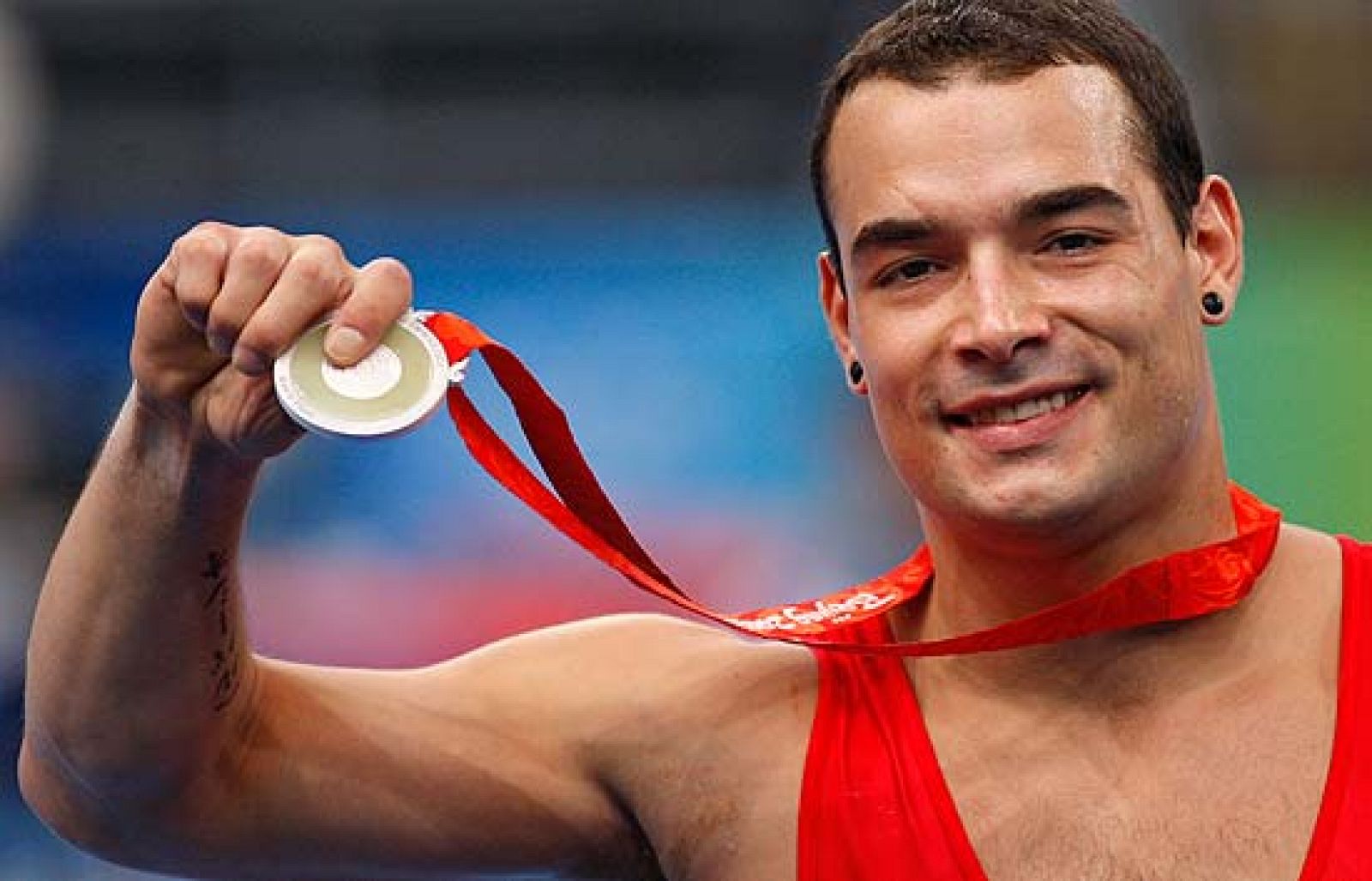 El gimnasta español celebra su subcampeonato olímpico logrado en Pekín. Es la tercera medalla que logra en tres Juegos consecutivos.