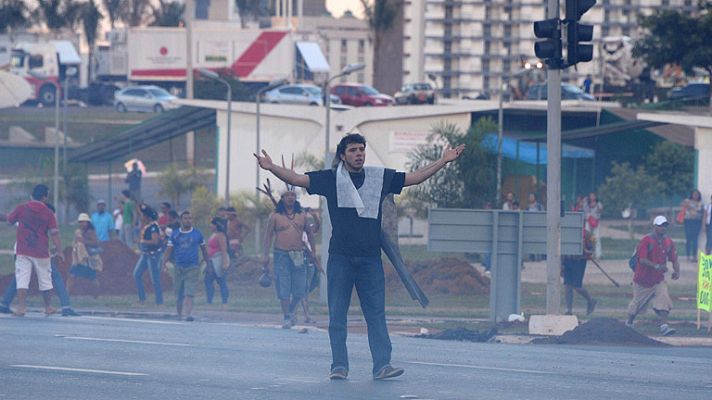 Telediario 1 - Las vísperas del Mundial se viven en Brasil entre protestas y la incorporación de los últimos jugadores