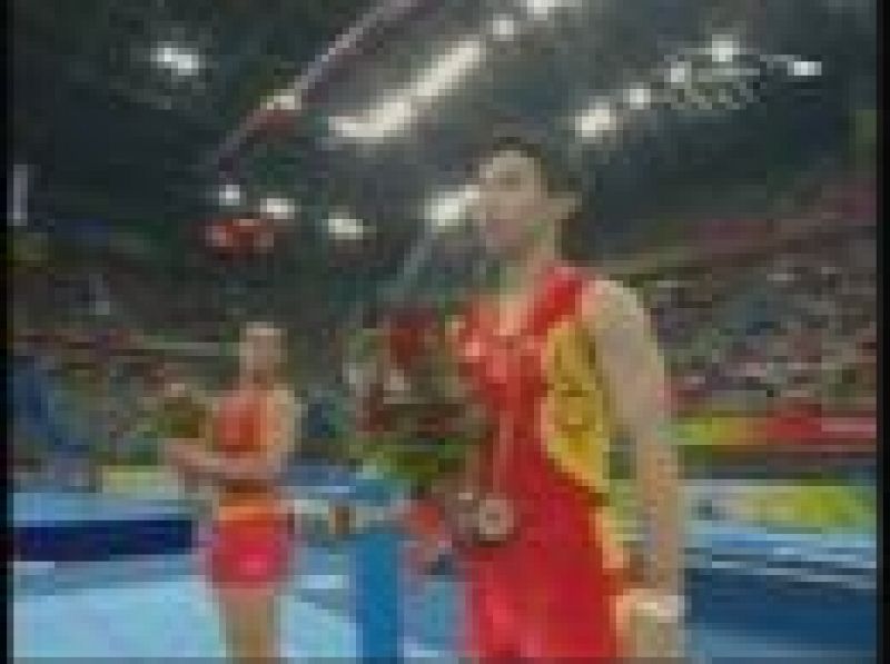 El gimnasta español celebra su subcampeonato olímpico logrado en Pekín. Es la tercera medalla que logra en tres Juegos consecutivos.