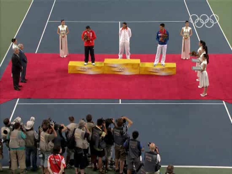 La entrega de las medallas a los tres tenistas que se han hecho con un metal en Pekín, el oro fue para el número uno del mundo, Nadal.  