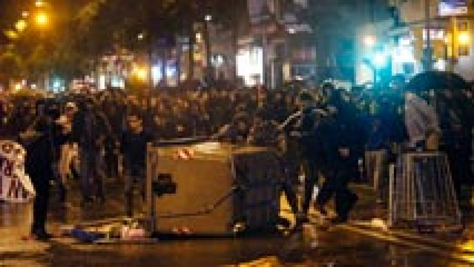 Telediario 1: Los Mossos detienen a 25 personas en la tercera jornada de protestas en Barcelona | RTVE Play