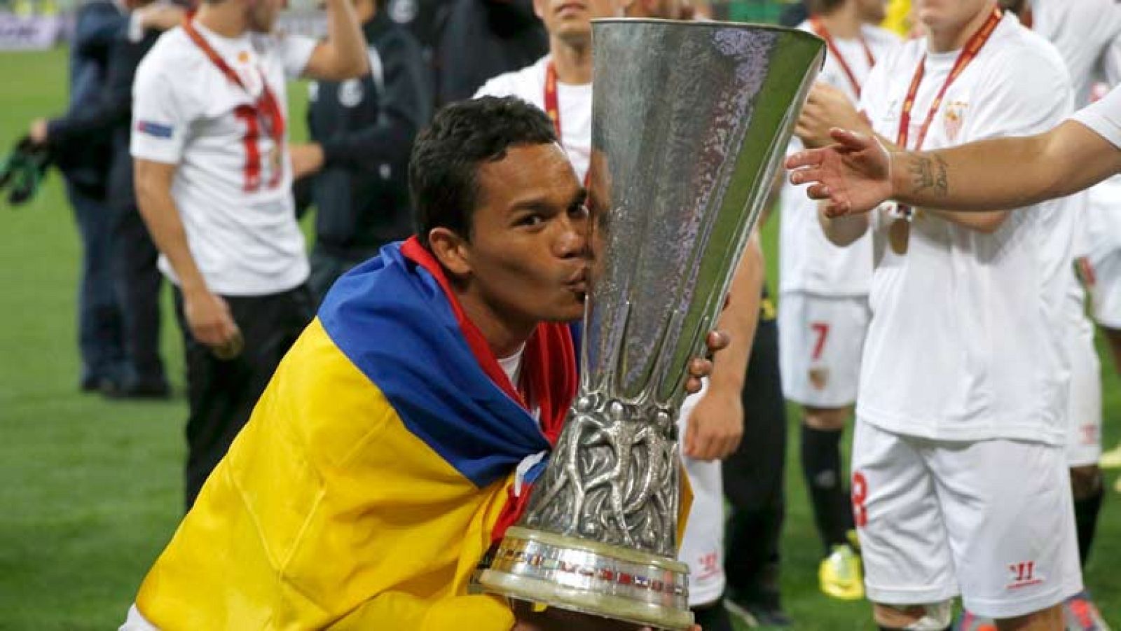 El Atlético de Madrid ya tiene varios nombres sobre la mesa como posibles sustitutos a los delanteros que salgan del club. Para suplir a Diego Costa el favorito es Roberto Soldado, que dejaría el Tottenham. Tambien gustan Lukaku, Jackson Martínez y C