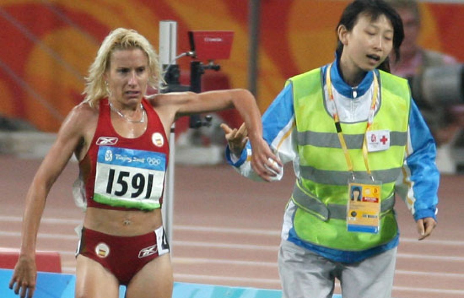 Marta Domínguez se cae cuando luchaba por la medalla | Ver