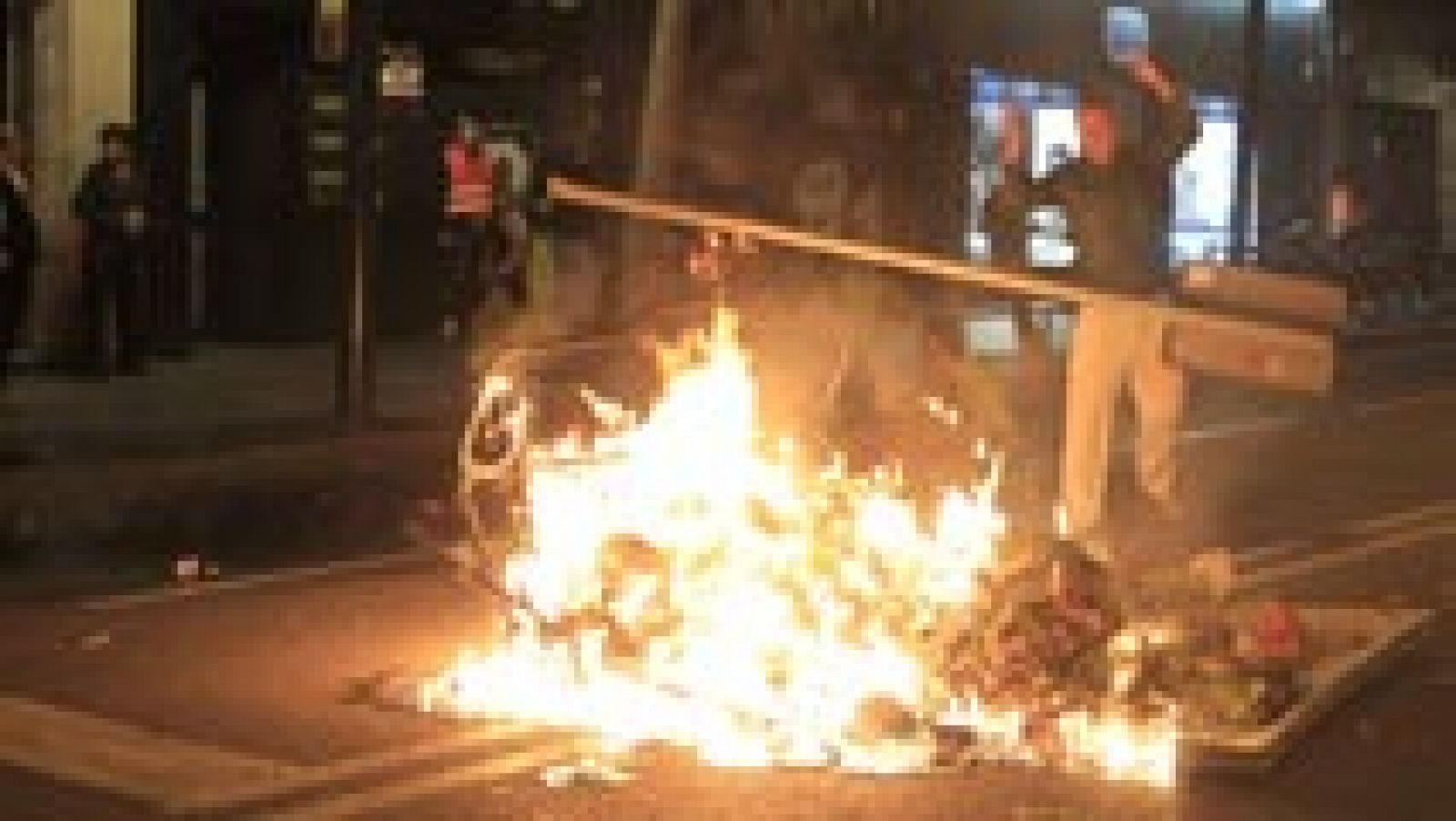 La noche en 24h: Nuevos disturbios en Barcelona pese al anuncio de Trias de reconsiderar el derribo | RTVE Play