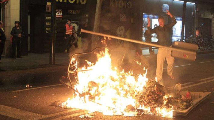 La noche en 24h - Nuevos disturbios en Barcelona pese al anuncio de Trias de reconsiderar el derribo