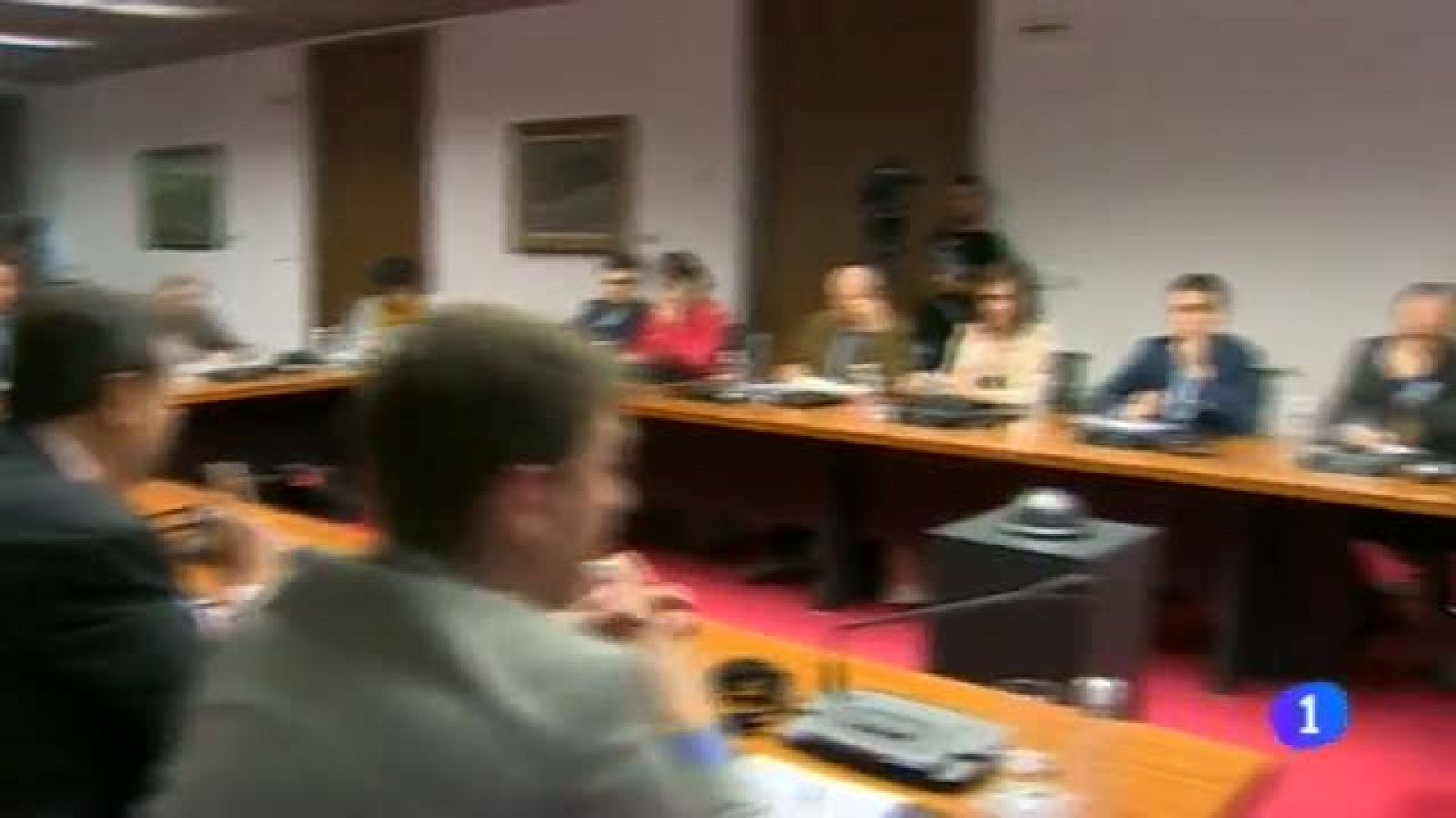Barcina manifiesta sus discrepancias con el Estado por el grado de cumplimiento del los objetivos de déficit para 2013. Roberto Jiménez apoya a Susana Díaz para liderar el PSOE pero no apuesta por nadie en concreto para sucederle en el liderazgo del PSN. Enrique Maya, alcalde de Pamplona, declara sentirse "triste" y preocupado por las circunstancias que concurrieron en la detención del dimitido concejal de UPN Ignacio Polo en un control de alcoholemia.  Archanco anuncia que dimitirá como presidente de Osasuna en cuanto entregue al Gobierno de Navarra el plan de viabilidad para el club en el que pedirá una refinanciación de la deuda con Hacienda. - 30/05/2014