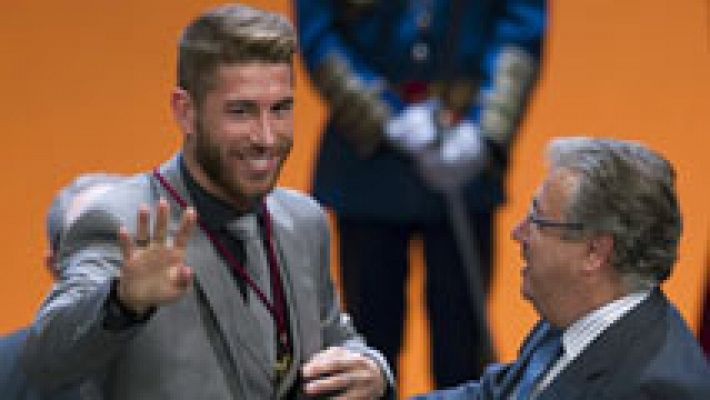Telediario 1 - La ciudad de Sevilla premia a Sergio Ramos