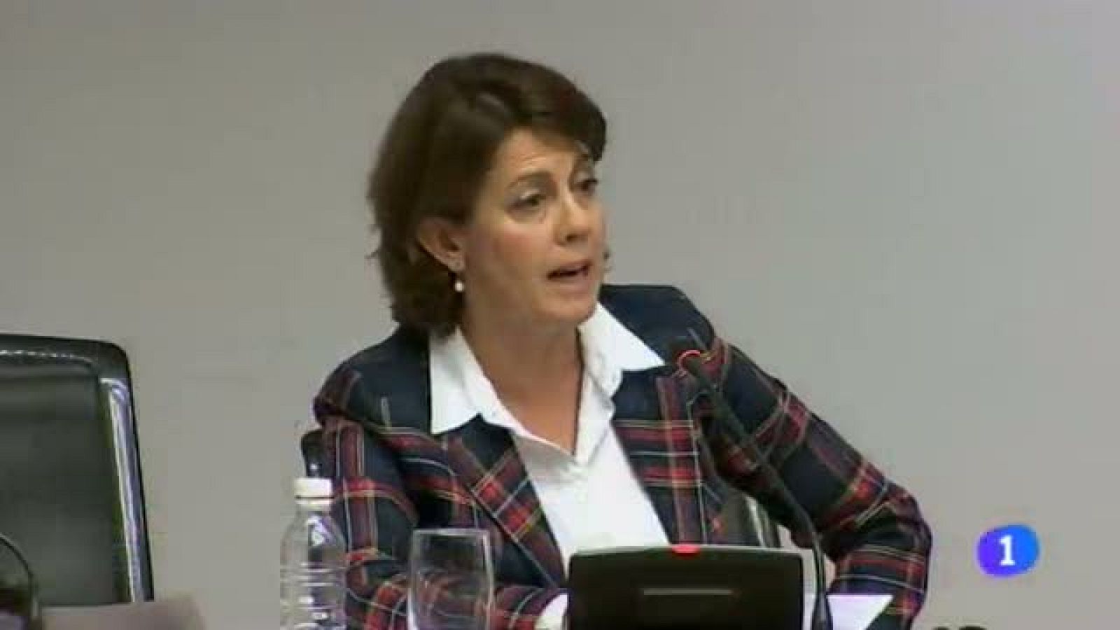   Barcina manifiesta sus discrepancias con el Estado por el grado de cumplimiento del los objetivos de déficit para 2013. Roberto Jiménez apoya a Susana Díaz para liderar el PSOE pero no apuesta por nadie en concreto para sucederle en el liderazgo del PSN.  Archanco anuncia que dimitirá como presidente de Osasuna en cuanto entregue al Gobierno de Navarra el plan de viabilidad para el club en el que pedirá una refinanciación de la deuda con Hacienda. - 30/05/2014
