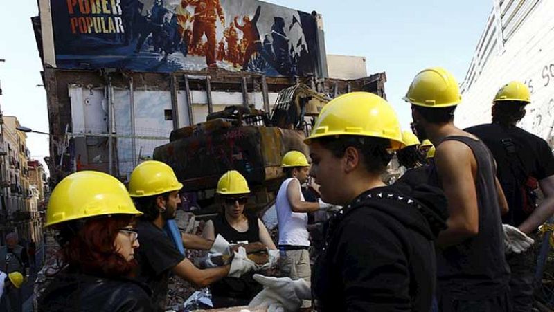 Los okupas vuelven a Can Vies a pesar del riesgo de derrumbe 