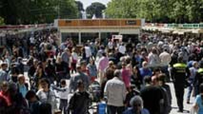 Segundo día de la Feria del Libro de Madrid 