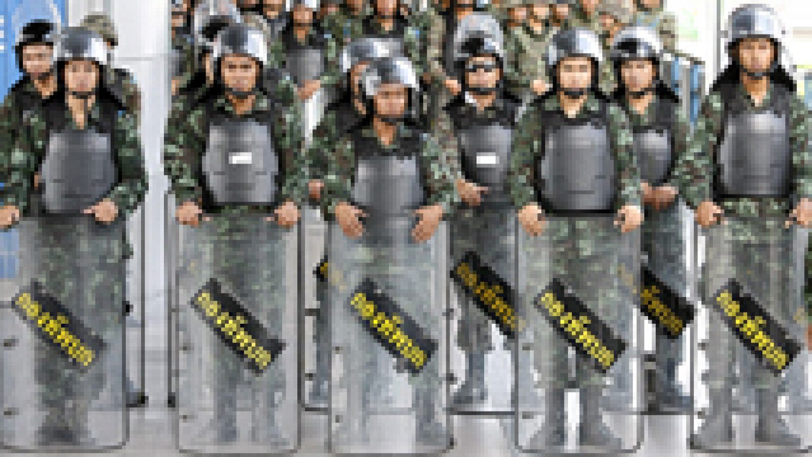 En Tailandia, miles de soldados y policías se han desplegado este domingo en Bangkok para impedir una manifestación contra el golpe de estado militar del pasado 22 de mayo.